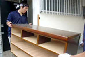 棚を運ぶスタッフ