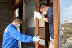 古民家で解体中のスタッフ