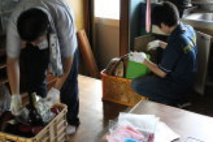 整理中のスタッフ