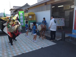 子供たちが太鼓を叩いてくれました