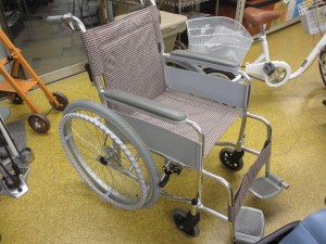 ☆コーナンオリジナルの車イスが入荷☆