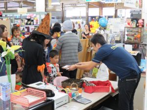 地域の子供たちから”トリック・オア・トリート！”