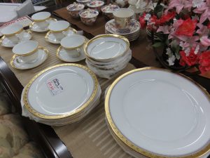 Noritakeのオシャレな金下盛食器を入荷しました！