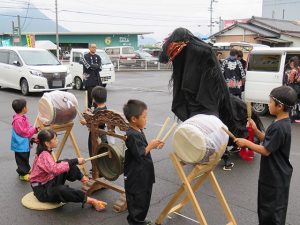 獅子舞とお神輿がやって来ました！