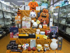 店内はハロウィン装飾や多彩な商品で賑やかです♪♪♪